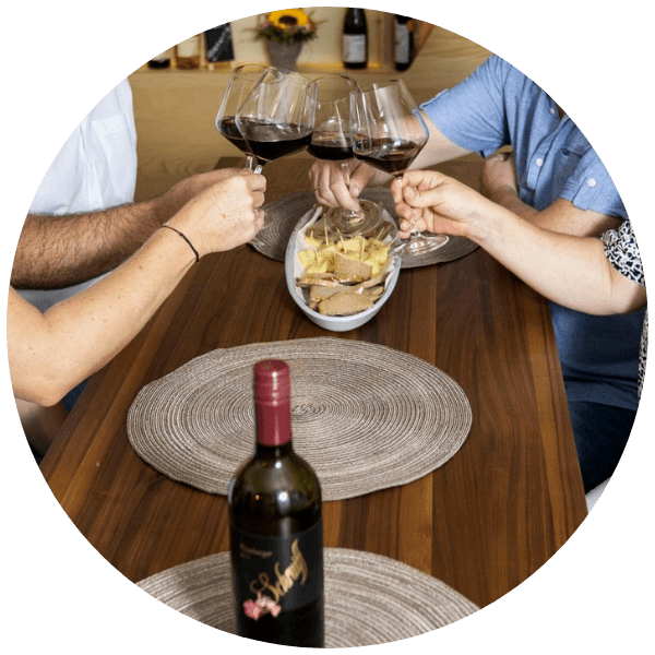 Anstoßen auf Weinverkostung