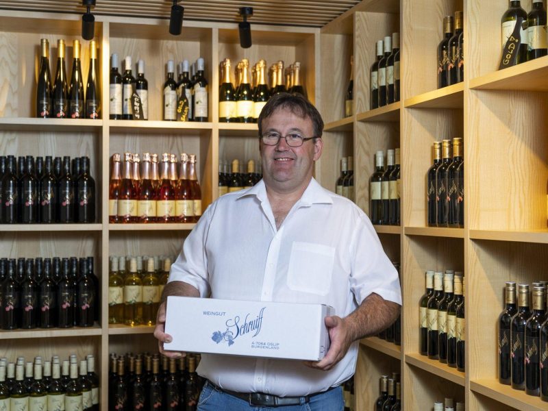 Erich Schruiff mit Weinpaket