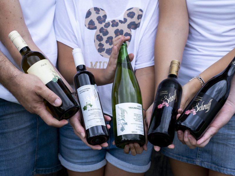 Familie zeigt Weine