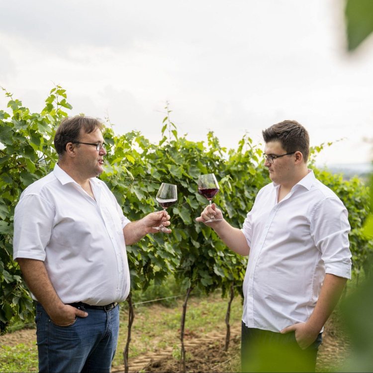 Vater und Sohn stoßen an