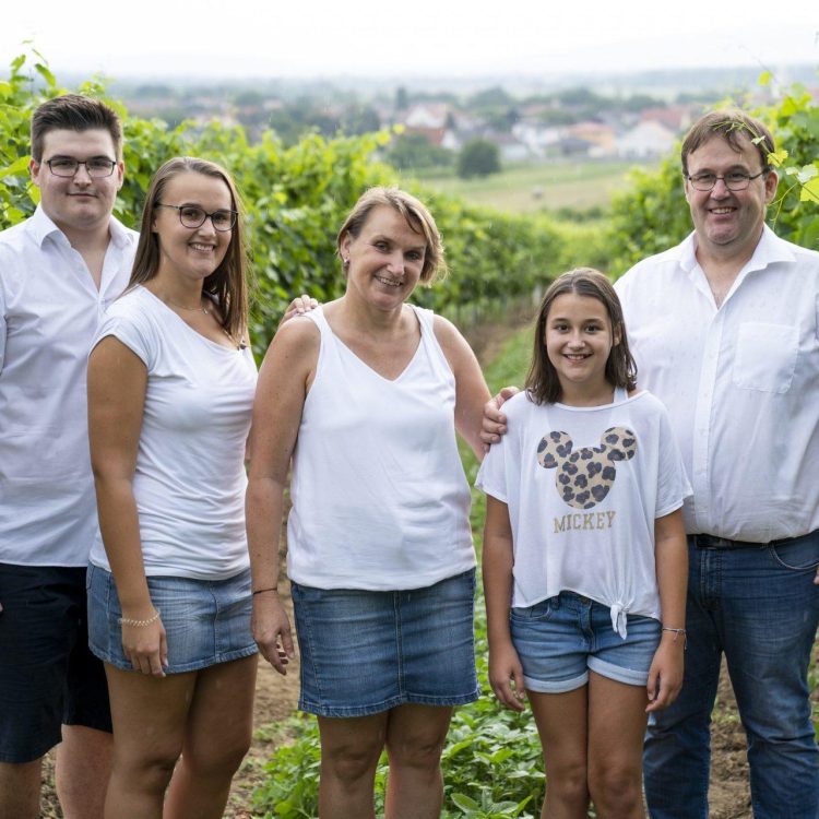 Familie Schruiff in den Weingärten in Oslip